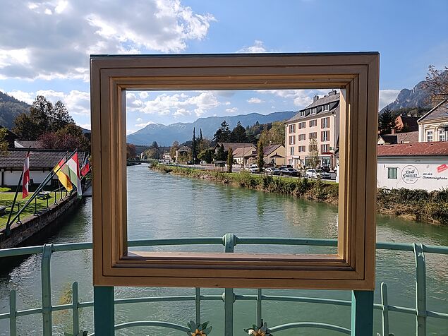 Fensterrahmen mit Blick auf Schwarza in Payerbach